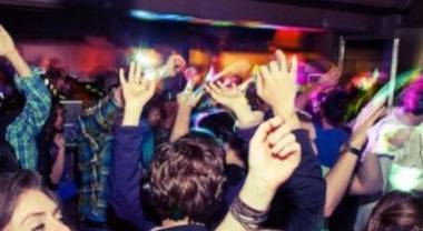 Намериха цаката на системата! Непълнолетни заобикалят вечерния час и купонясват по заведения до зори, като…