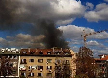 Пожар пламна в изоставена постройка в центъра на София (СНИМКА)