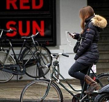 Холандия забранява на велосипедистите да ползват мобилен телефон