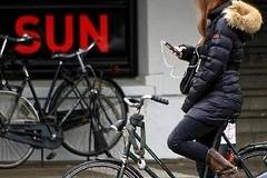 Холандия забранява на велосипедистите да ползват мобилен телефон