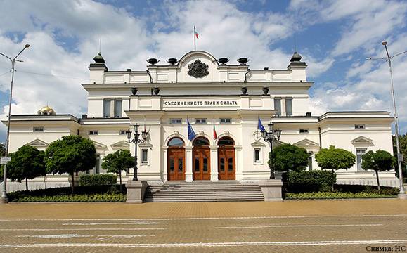 Липса на кворум провали заседанието на НС, Караянчева се зарече да глобява