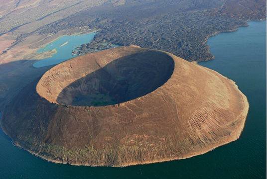 Островът в езерото Туркана, от който никой не се завръща!