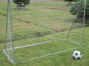 Футболна врата премаза дете, лекари се борят за живота му