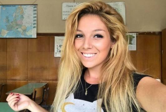 Млада и красива учителка изригна в социалните мрежи и разобличи системата, като предизвика лавина от коментари