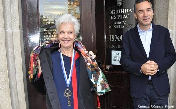 Райна Кабаиванска получи Ключа от Кулата на Бургас
