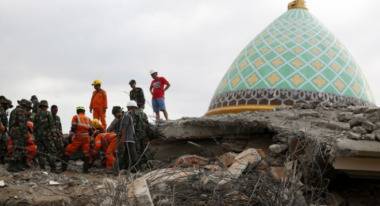 Нови две мощни земетресения в рамките на 20 минути удариха Индонезия