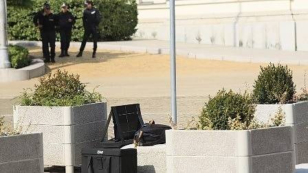 Изоставена раница пред парламента вдигна на крак полицията