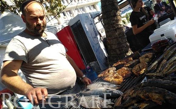 „Тройката“ кипи от живот и аромати