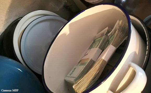 Задържаха осем души за злоупотреби с медикаменти за онкоболни