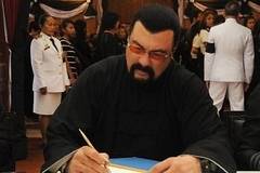 Стивън Сегал прекъсна интервю в Би Би Си и напусна студиото