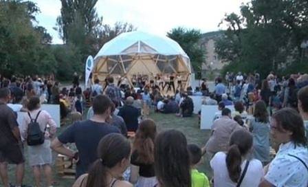 С доброволен труд младежи от Шумен изградиха дървена геосфера