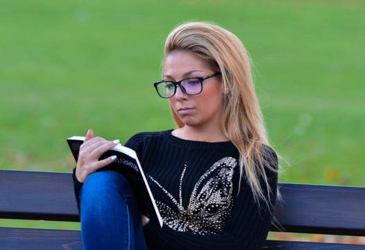 Младата учителка от Добрич, която разбуни България: Мазохизъм е да установиш, че със сервитьорската заплата си се оправял…