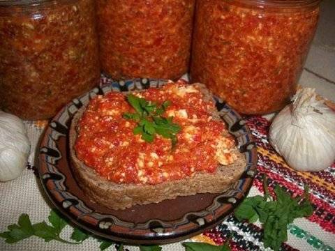 Откакто запечатвам буркани с това, винаги имам нещо бързо за вечеря, а децата направо го мажат на филии!