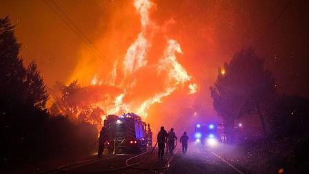 Огромен пожар пламна в национален парк в Португалия