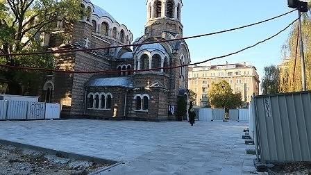 Пренареждат плочките пред църквата „Свети Седмочисленици“ в София