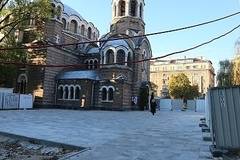 Пренареждат плочките пред църквата „Свети Седмочисленици“ в София