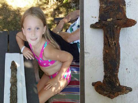 8-годишно момиче намира в езеро меч на 1500 години!