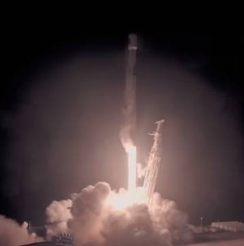 Успех: космическата ракета Фолкън 9 на СпейсЕкс изведе в орбита аржентински спътник, за пръв път ракета кацна в Калифорния!