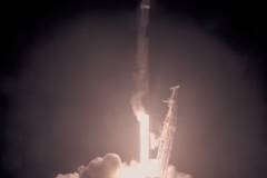 Успех: космическата ракета Фолкън 9 на СпейсЕкс изведе в орбита аржентински спътник, за пръв път ракета кацна в Калифорния!