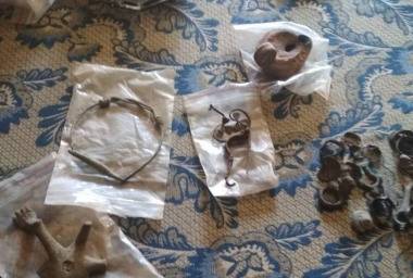 Полицаи откриха антични предмети, оръжие и наркотици в частен дом