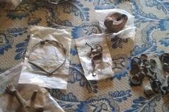 Полицаи откриха антични предмети, оръжие и наркотици в частен дом