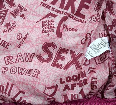 Майка избра сладко якенце за 3-годишната си дъщеря, но когато се вгледа по-внимателно в него, направо й се изправи косата