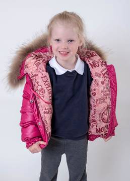 Майка избра сладко якенце за 3-годишната си дъщеря, но когато се вгледа по-внимателно в него, направо й се изправи косата…