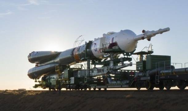 Космическата ракета Союз-ФГ с пилотирания кораб Союз МС-10 бе изведена на стартовата площадка