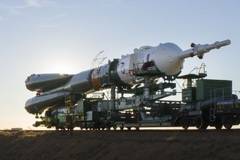 Космическата ракета Союз-ФГ с пилотирания кораб Союз МС-10 бе изведена на стартовата площадка