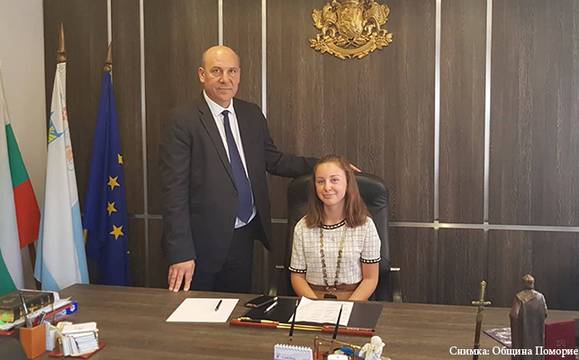 Ученици от Каблешково оглавиха Община Поморие за ден