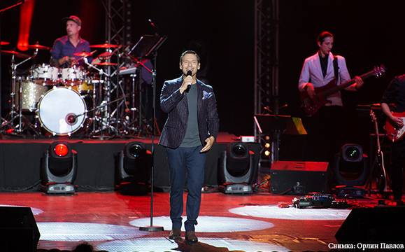 Чаровникът Орлин Павлов представя соловия си албум в Бургас