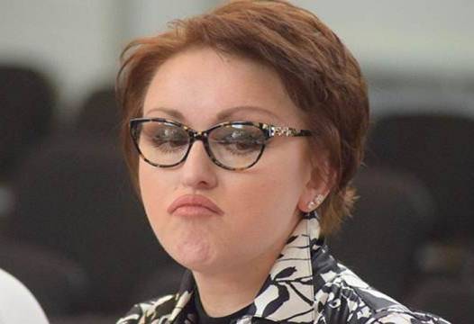 Социална министърка се изцепи, че с 46 евро месечно може да се живее сносно, но отказа да се пробва. Уволниха я веднага