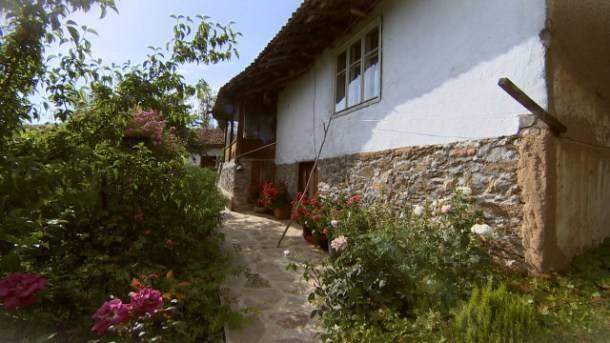 Млад българин напусна София и отиде да живее при дядо си на село! Превърна го в Рая на земята. Името му е