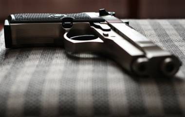 Затвориха мъж за 72 часа заради незаконно притежавани оръжие и наркотици