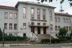 Общински съветници искат демонтиране на плоча с петолъчка от фасадата на Механото