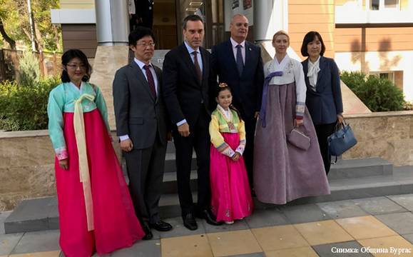 Ученици от две бургаски училища ще учат корейски