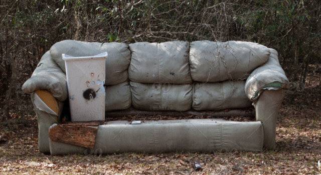 Защо да не изхвърляме мебелите си до кофите пред блока?