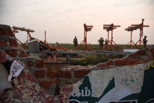 Boeing 737 се вряза в тухлена стена, но продължи полета си, пътниците ужасени и бесни (СНИМКИ)