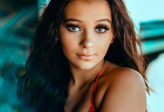 Американската Сузанита е само на 14, но се фука с големи гърди и се снима полугола (СНИМКИ)