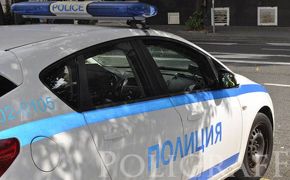 Паркиран ВАЗ повлече шофьор в Китен