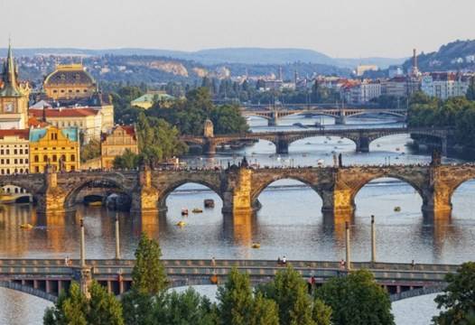 Чехия раздава богатството си на най-бедните и възрастните