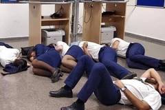 СНИМКА на екипаж на самолет на Ryanair потресе и възмути мрежата!