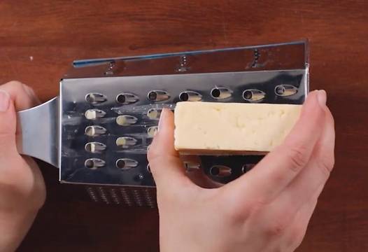 Цял живот сте стъргали кашкавал неправилно, ВИДЕО разкрива истината!