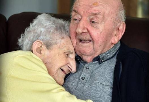 Майка на 98 постъпи в старчески дом при сина си, за да се грижи за него