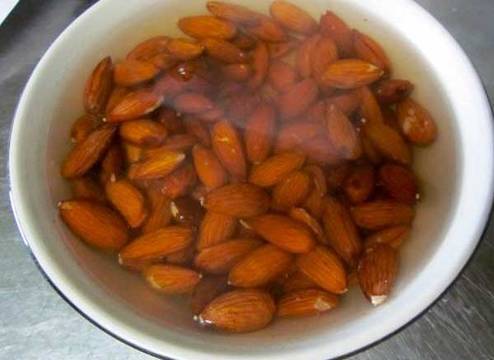 Накиснете 4 бадема през нощта и на сутринта ги изяжте. Ето защо!