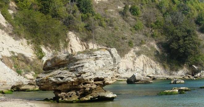 ПЛАЖЪТ НА „КАРА ДЕРЕ“-ЕДНО ДИВО И КРАСИВО МЯСТО ЗА РОМАНТИЦИ РАЗЛИЧНИТЕ НОВИНИ DIFFERENT NEWS