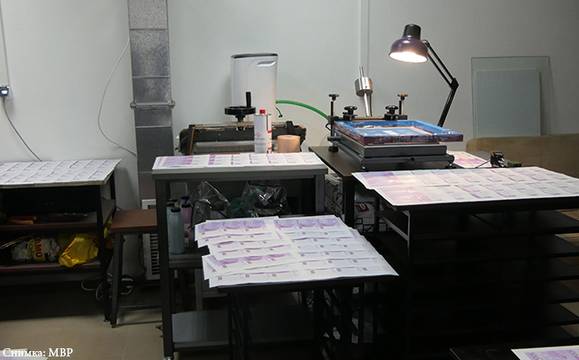 Разбиха високотехнологична печатница за фалшиви евро и доларови банкноти в Слънчев бряг