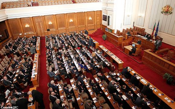 Парламентът гласува вотът на недоверие