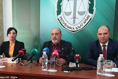 Повдигнаха обвинения срещу двама мъже за палеж в блока на фоторепортер