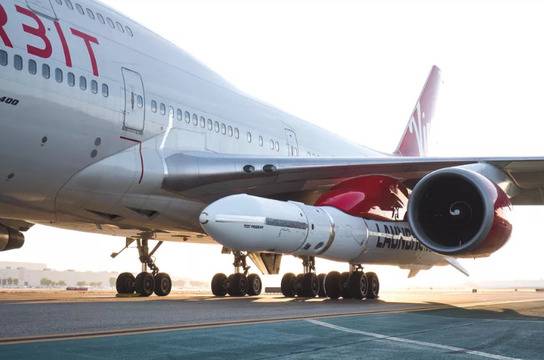 Върджин Орбит за пръв път прикачи ракета към самолета-носител Боинг-747